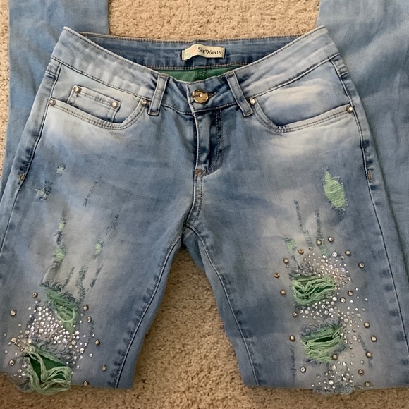 She Wants Jeans 👖💙💚 - Picture 1 of 8